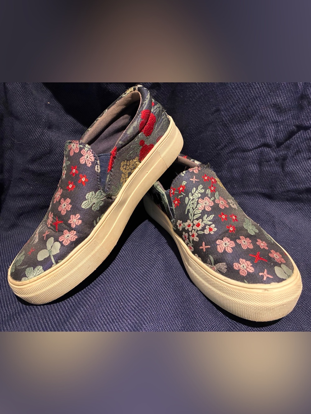 Madden Girl Navy Brocade Floral Slip-On Sneakers, Women’s sz 5